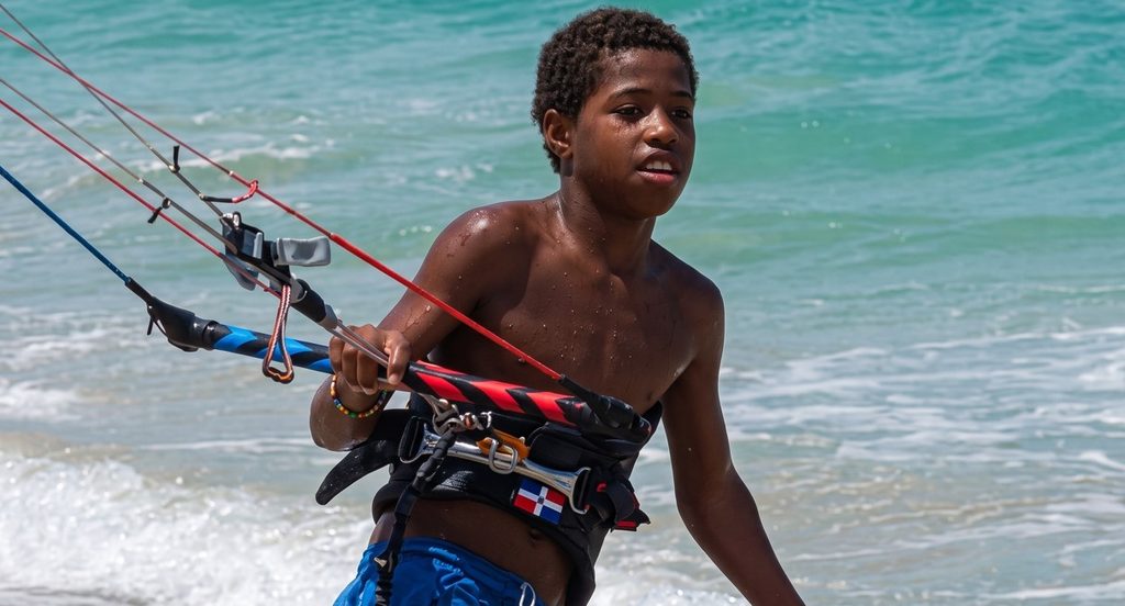 "Monte Cristi: Sebastián 'Tonito' Rodríguez navega con su kite en el Morro con vientos perfectos.