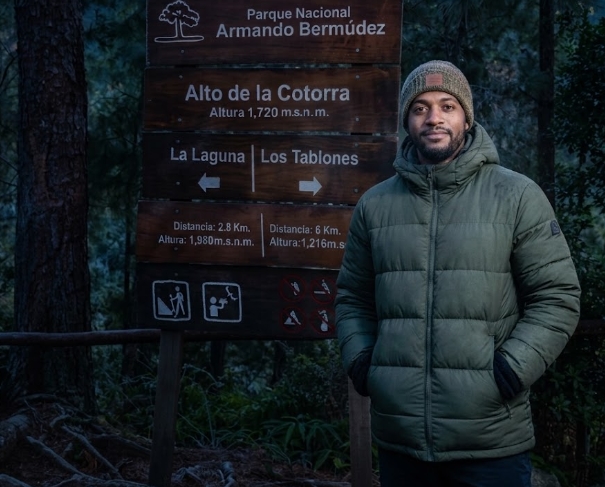 Mi persona Tigrin en Parque Nacional Armando Bermúdez a eso de las 5am. El cartel legible dice: 'Parque Nacional Armando Bermúdez', 'Alto de la Cotorra (Altura 1,720 m.s.n.m.)', y muestra direcciones y datos para 'La Laguna' (izquierda, 2.8 Km) y 'Los Tabliones' (derecha, 6 Km)