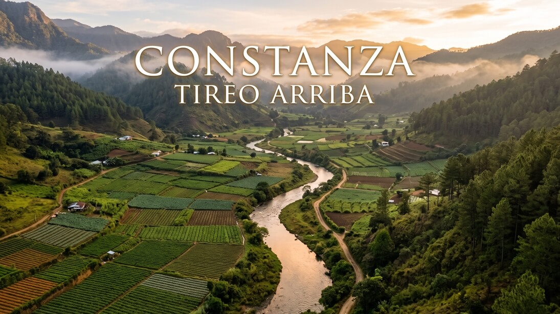 Vista panorámica del valle agrícola, las montañas con neblina y el paso del río en Tireo Arriba, municipio de Constanza.