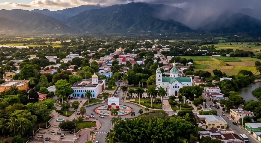Clima soleado y nubes de lluvia sobre el valle de San Juan de la Maguana.