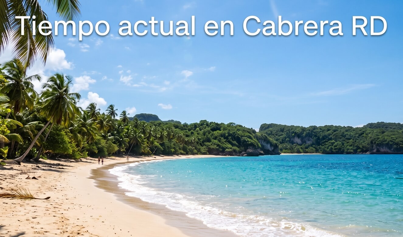 Paisaje soleado en una playa de Cabrera, República Dominicana, mostrando el clima tropical ideal para el turismo.